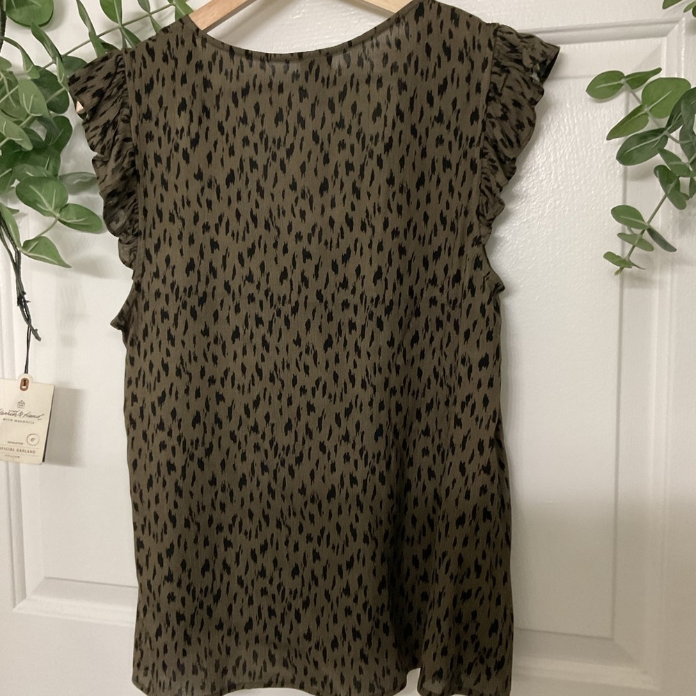 EVEREVE Evereve Olive Patterned Ruffle Sleeve Blouse. SIZE S - Picture 6 of 6